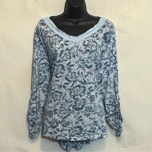 E-134 Laura Scott‎ PLUS SIZE 2X Blue Floral Lace Trim High Low Pullover Blouse